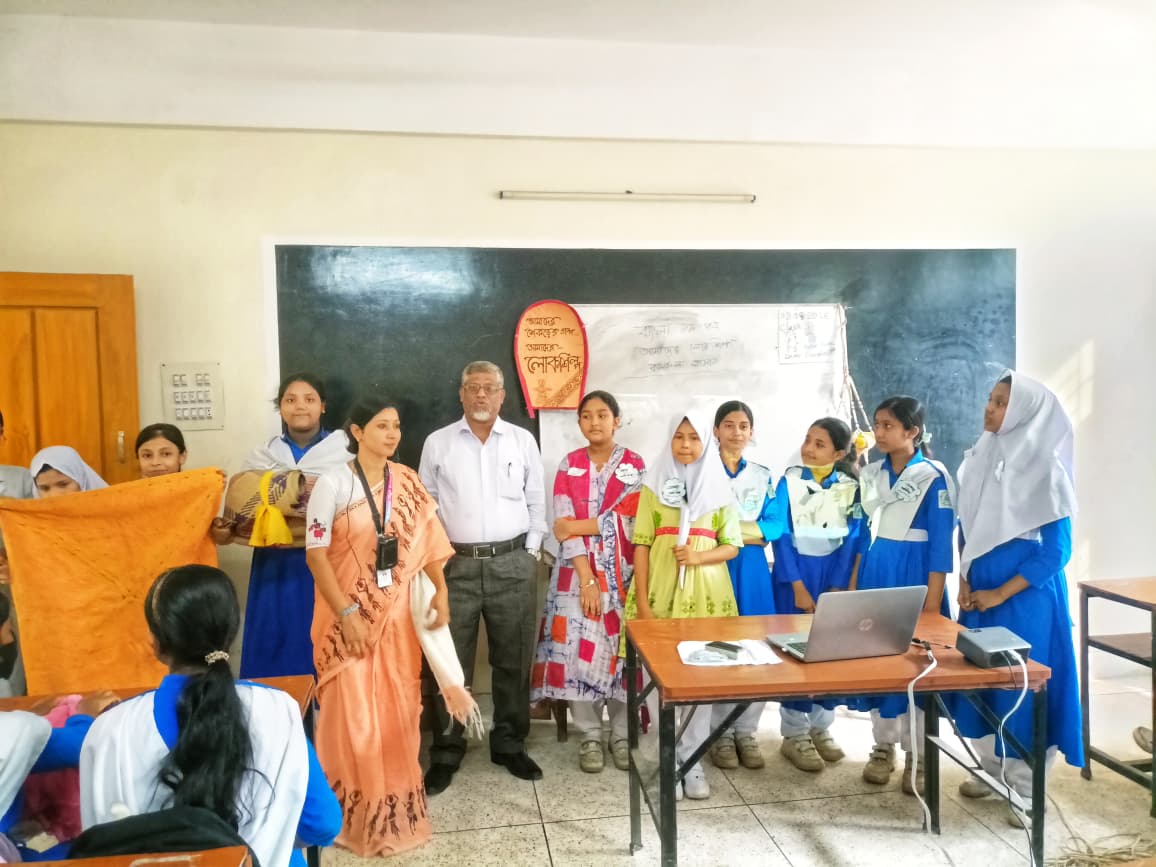 In a folk art class activity